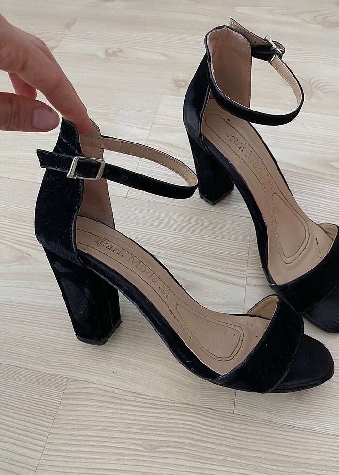 Siyah bantlı topuklu ayakkabı - Görsel 3