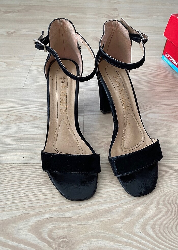 Siyah bantlı topuklu ayakkabı - Görsel 4