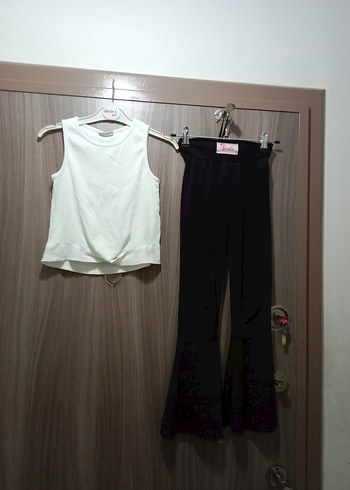 LC Waikiki Beyaz Kolsuz Üst ve Siyah İspanyol Paça Pantolon