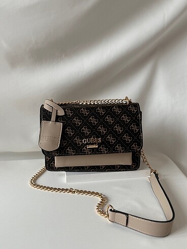 Guess Gold Zincir Askılı Kutu Çanta