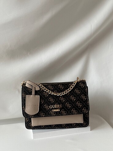 Guess Guess Gold Zincir Askılı Kutu Çanta