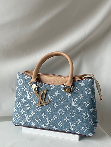Louis Vuitton Charmlı Kol Çantası