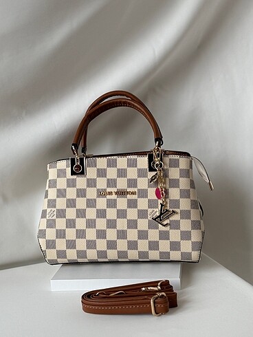 Louis Vuitton Charmlı Kol Çantası