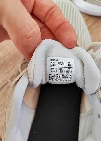 37,5 Beden ten rengi Renk Asics Marka Sıfır Ayakkabı