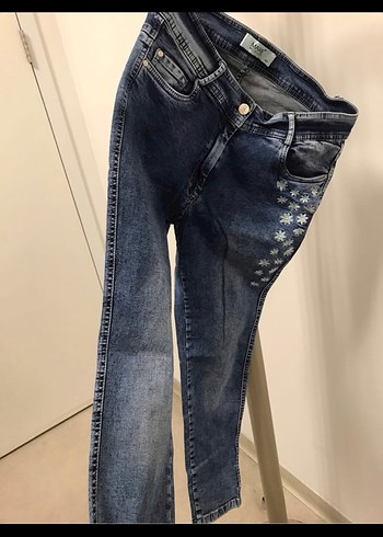 Nakışlı Düğmeli Mavi Dar Kesim Kadın Kot 42 beden - Görsel 2