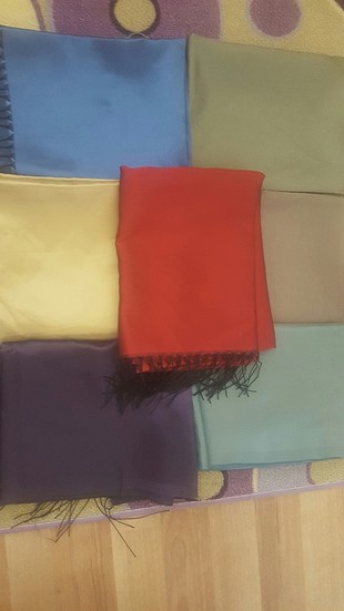 çeşitli renklerde tafta şal 