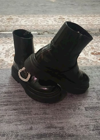 Tokalı Siyah Gotik Kadın Botları - Görsel 2