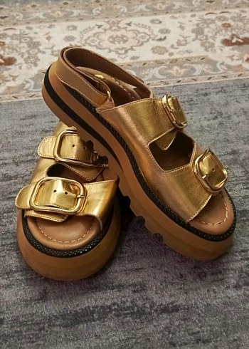 Altın Rengi Tokalı Platform Deri Kadın Sandalet - Görsel 2