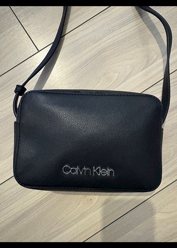Calvin Klein Siyah Deri Kadın Çapraz Çanta - Görsel 3