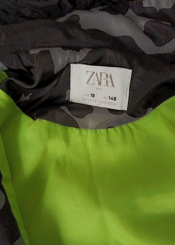 Zara Zara Kapüşonlu Kamuflaj Desenli Erkek Çocuk yagmurluk