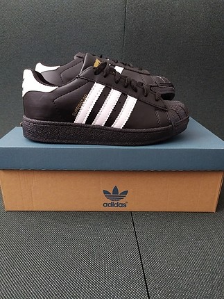 Adidas 36/44 arası bütün numaralar mevcuttur