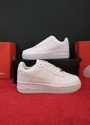 Nike 36/40 arası bütün numaralar mevcuttur sınıfının en iyisidir