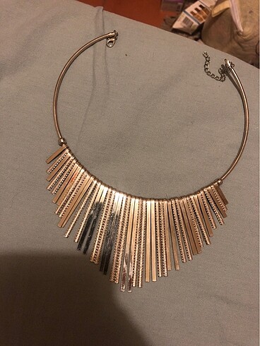 Gümüş rengi choker kolye