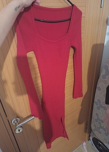 Kirmizi elbise yirtmacli - Görsel 2