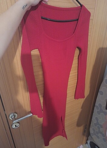 Kirmizi elbise yirtmacli - Görsel 3