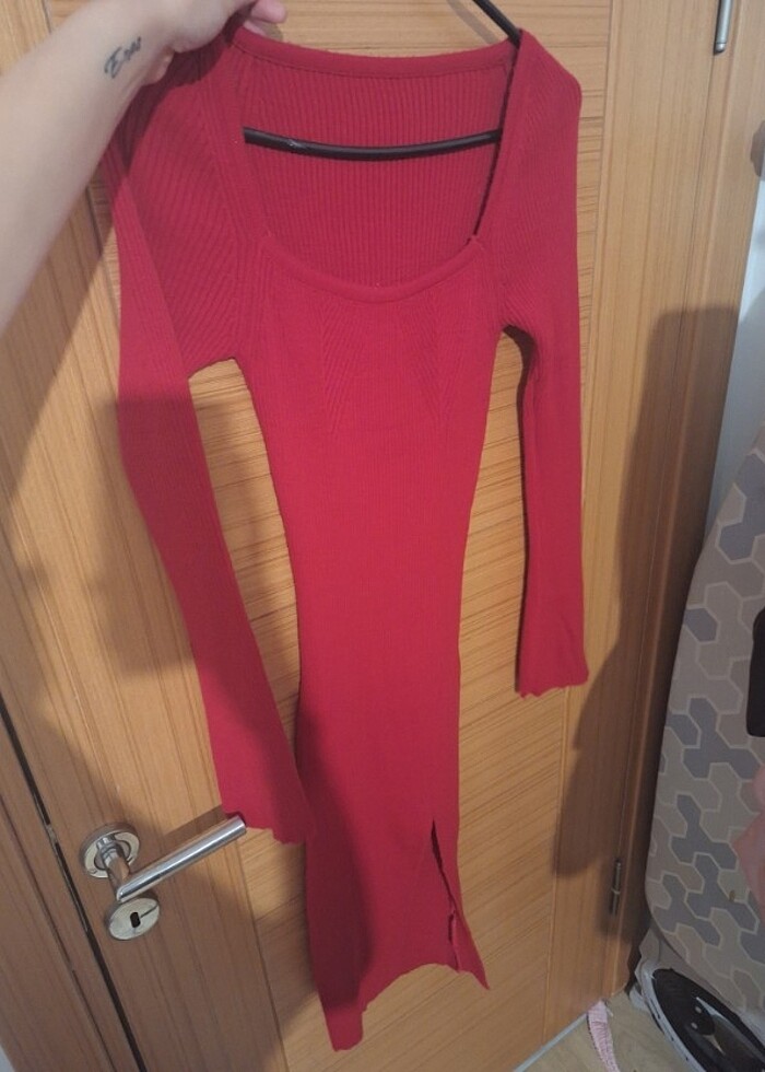 Kirmizi elbise yirtmacli - Görsel 2