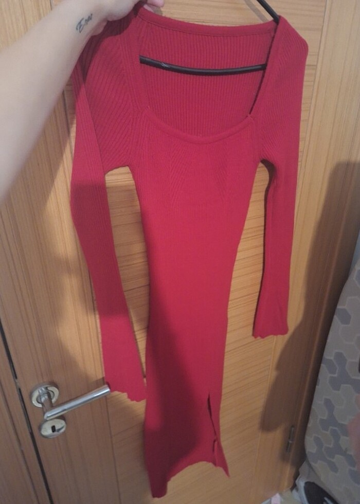 Kirmizi elbise yirtmacli - Görsel 3