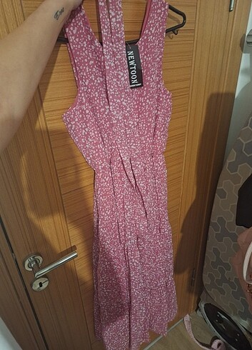 Pembe etiketli elbise 