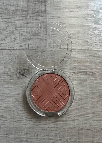 Beden Essence Satin Touch Parlatıcı Allık Bej