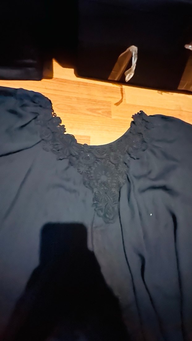 Siyah Fırfırlı Kısa Kadın Bluz - Görsel 2