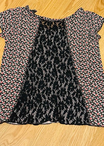 Çiçek Desenli Dantelli Tişört - Görsel 3