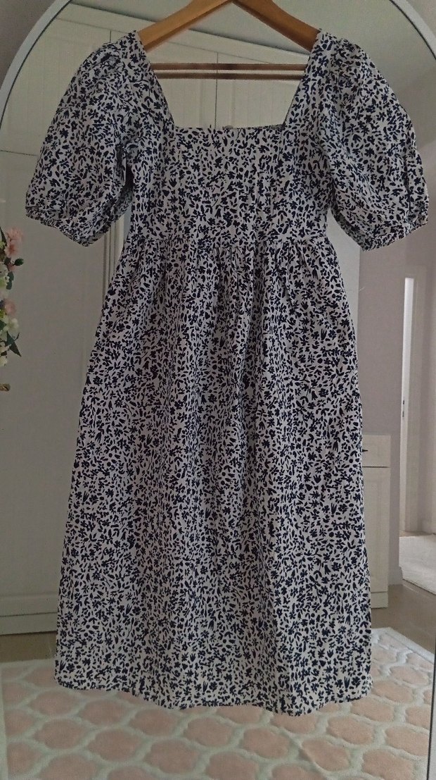 Beyaz Çiçek Desenli Uzun Kadın Elbisesi - Görsel 4