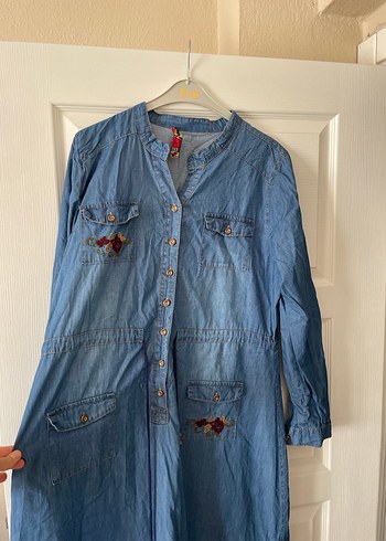 Mavi Uzun Denim Nakışlı Elbise - Görsel 3