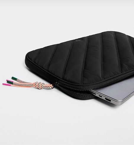 Mango siyah laptop kılıfı