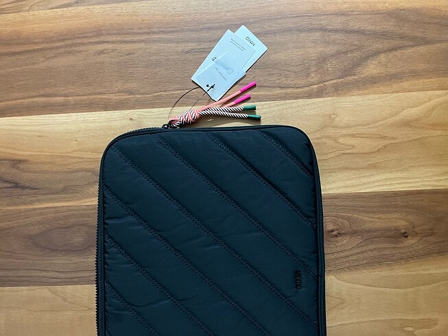 Mango Mango dolgulu laptop kılıfı