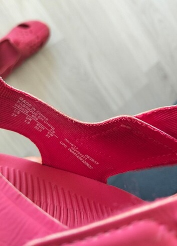 33 Beden kırmızı Renk Orjinal Nike Sandalet