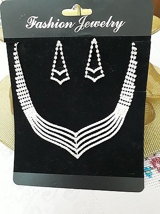 Taşlı yepyeni gerdanlık küpe seti