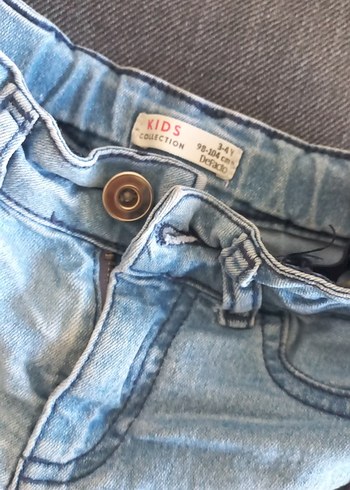 4 Yaş Beden Nakışlı Düğmeli Kız Denim Şort