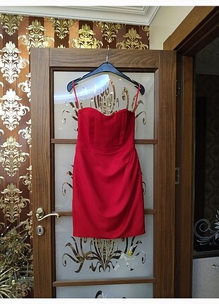 Kırmızı straplez elbise 