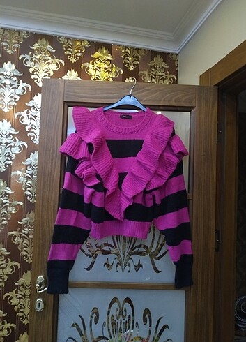 Zara Pembe siyah fırfırlı kazak hic kullanılmadı 0 dır