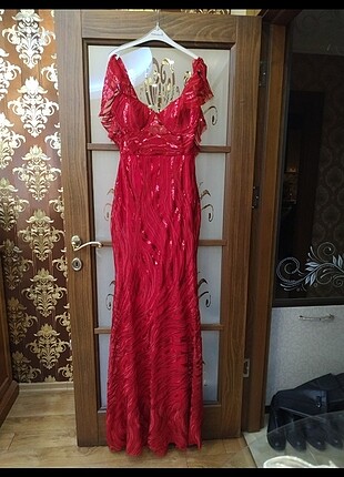 Kırmızı pullu uzun abiye elbise 