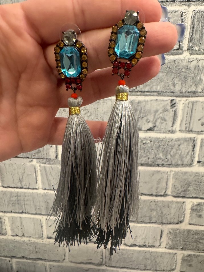 Gri Püsküllü Uzun Küpeler - Görsel 2