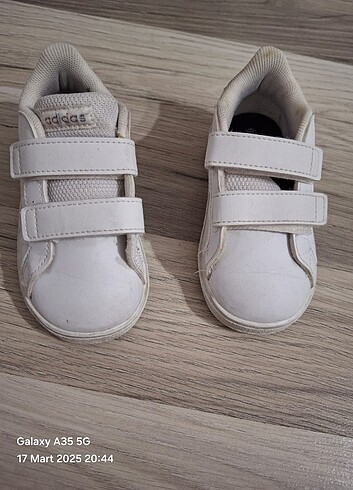 22 Beden beyaz Renk Adidas marka çocuk ayakkabısı