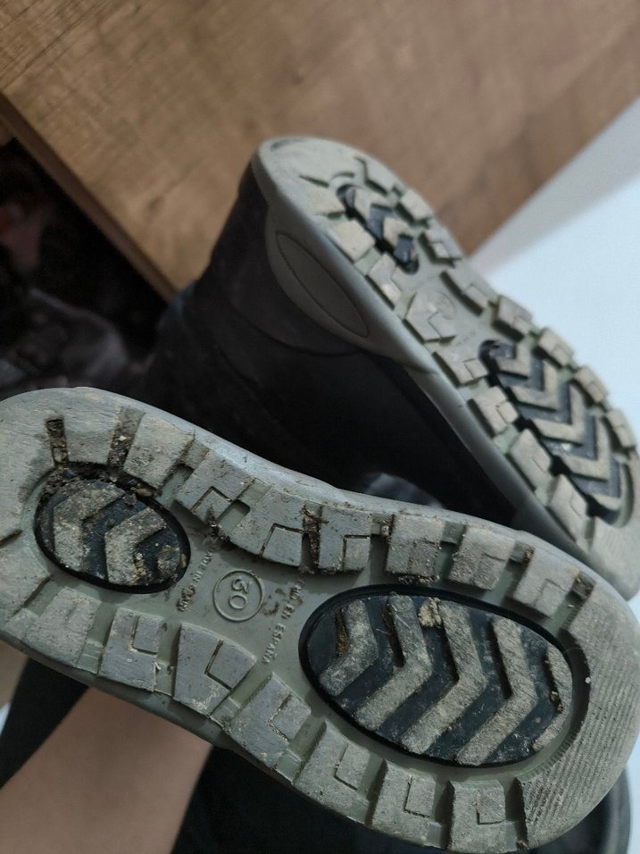 igor siyah bot - Görsel 2