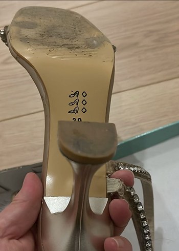 Diğer Zincir Detaylı Altın Yılan Desenli İnce Topuklu