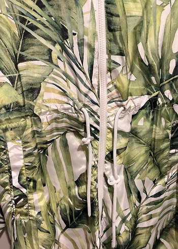 Yeşil Baskılı Uzun Kol Kadın Yağmurluk - Görsel 2