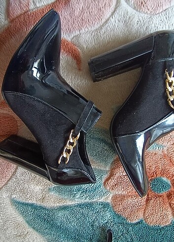 Bayan siyah topuklu ayakkabı