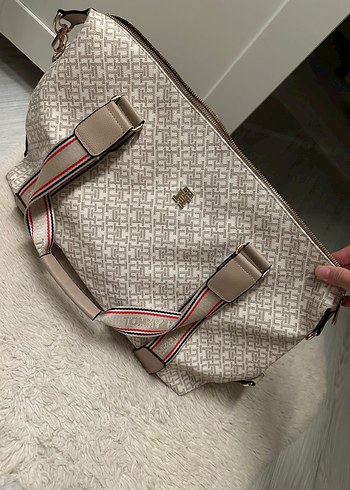 Tommy Hilfiger Bej Monogramli Sik Ve Pratik Omuz Cantasi