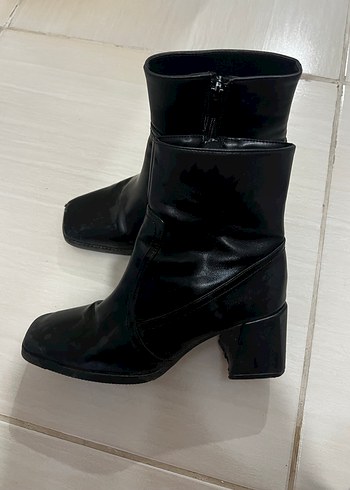 Kadın Siyah Deri Topuklu Bot - Görsel 2
