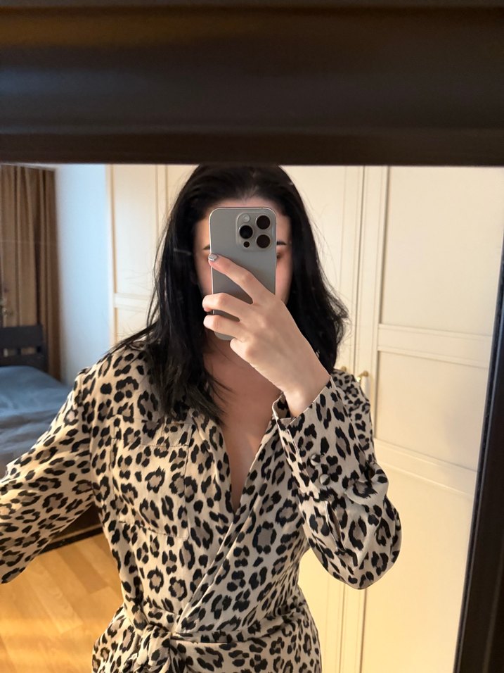 Leopar Desenli V Yakalı Kemerli Mini Elbise - Görsel 4