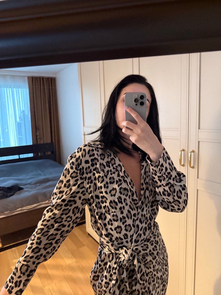 Leopar Desenli V Yakalı Kemerli Mini Elbise - Görsel 3