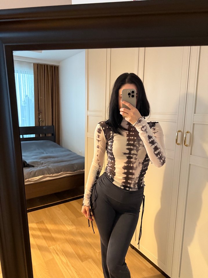 Batik Desenli Transparan Yüksek Yaka Kadın Bluz - Görsel 2