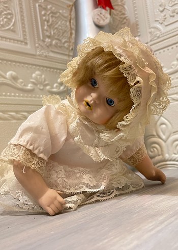 emekleyen damgalı porselen bebek - Görsel 4