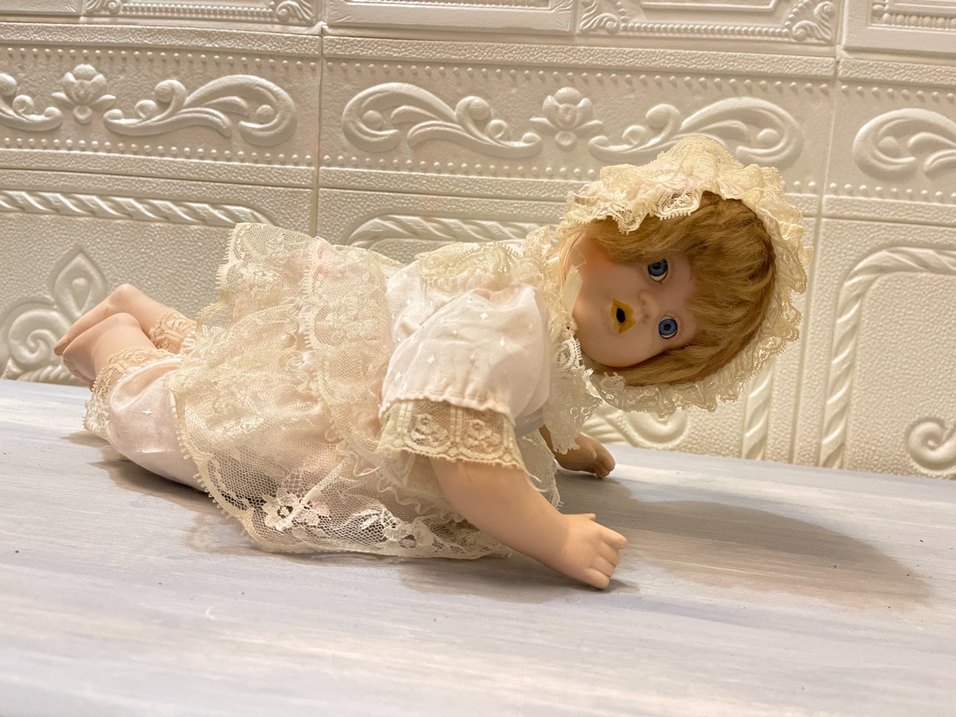 emekleyen damgalı porselen bebek - Görsel 3