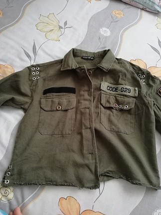haki rengı kıslık gomlek ceket olarakta kullanılabilir 