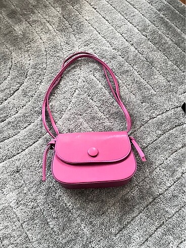 Pembe çanta